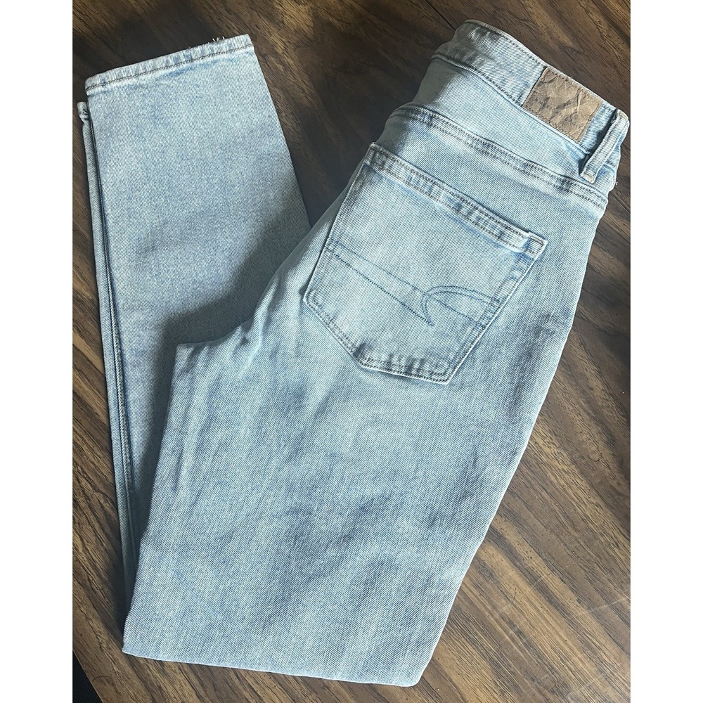 American Eagle Outfitters Women's Strigid Mom Jean Light Denim Size 4 Regular